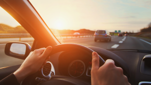 Conducteur au volant d'une voiture