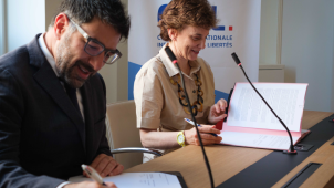 Ashkan Soltani, directeur exécutif de la CPPA et Marie-Laure Denis, présidente de la CNIL, signent une déclaration de coopération