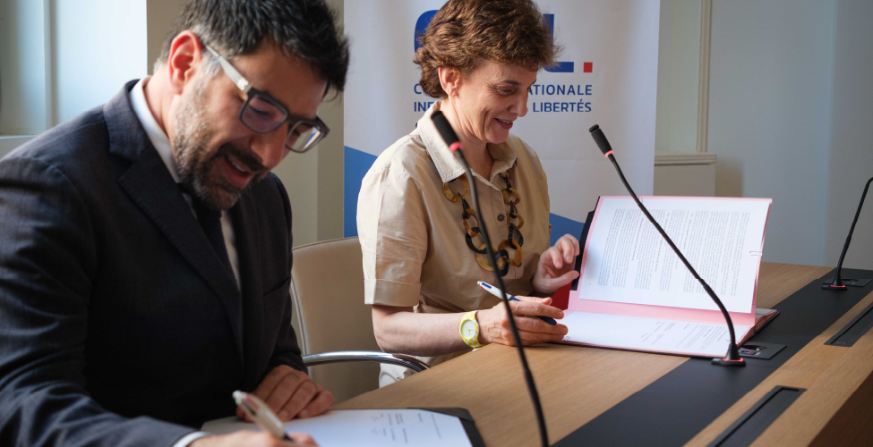 Ashkan Soltani, directeur exécutif de la CPPA et Marie-Laure Denis, présidente de la CNIL, signent une déclaration de coopération
