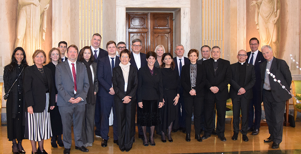 Groupe de personnalités réunies dans un bâtiment du Vatican