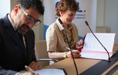 Ashkan Soltani, directeur exécutif de la CPPA et Marie-Laure Denis, présidente de la CNIL, signent une déclaration de coopération